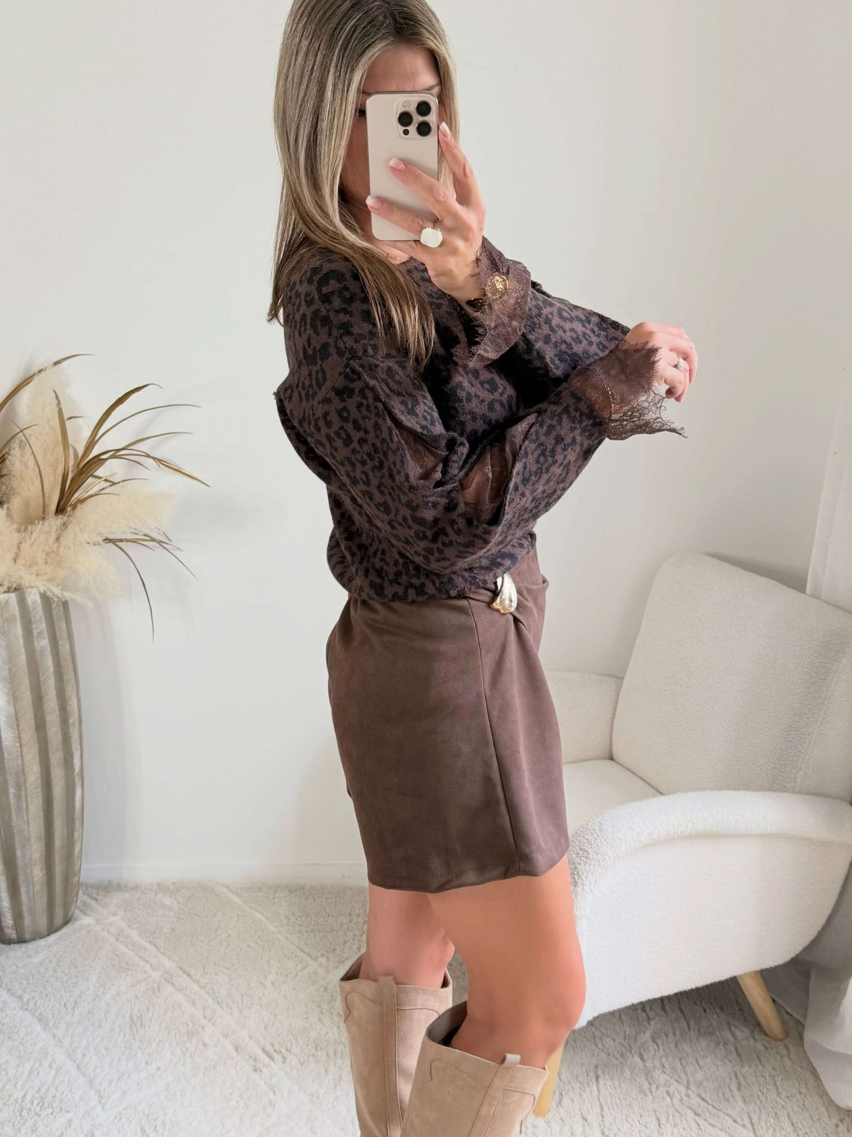  Femme portant une jupe short marron 