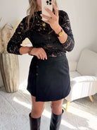 femme portant une jupe short noire disponible du S au 4XL
