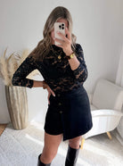 femme portant une jupe short noire disponible du S au 4XL