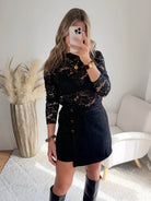 femme portant une jupe short noire disponible du S au 4XL