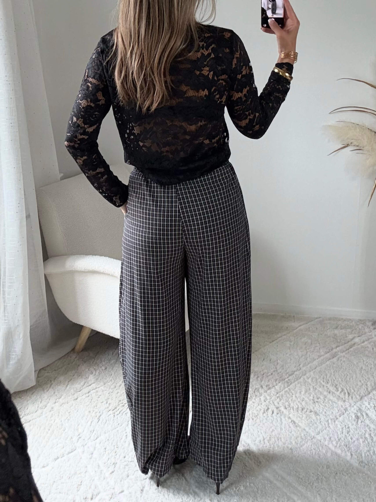 Femme portant le pantalon large noir à petits carreaux 