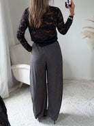 Femme portant le pantalon large noir à petits carreaux 