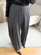 Femme portant le pantalon large noir à petits carreaux 