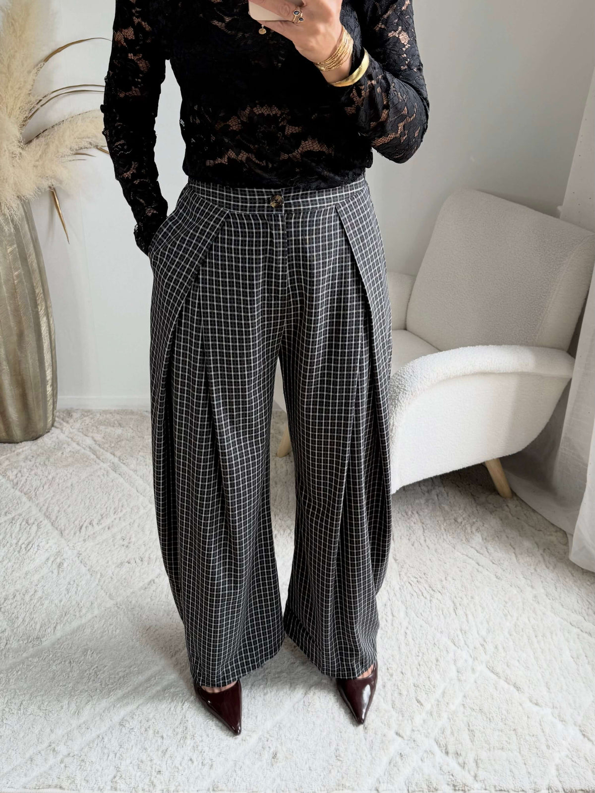 Femme portant le pantalon large noir à petits carreaux 