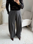 Femme portant le pantalon large noir à petits carreaux 