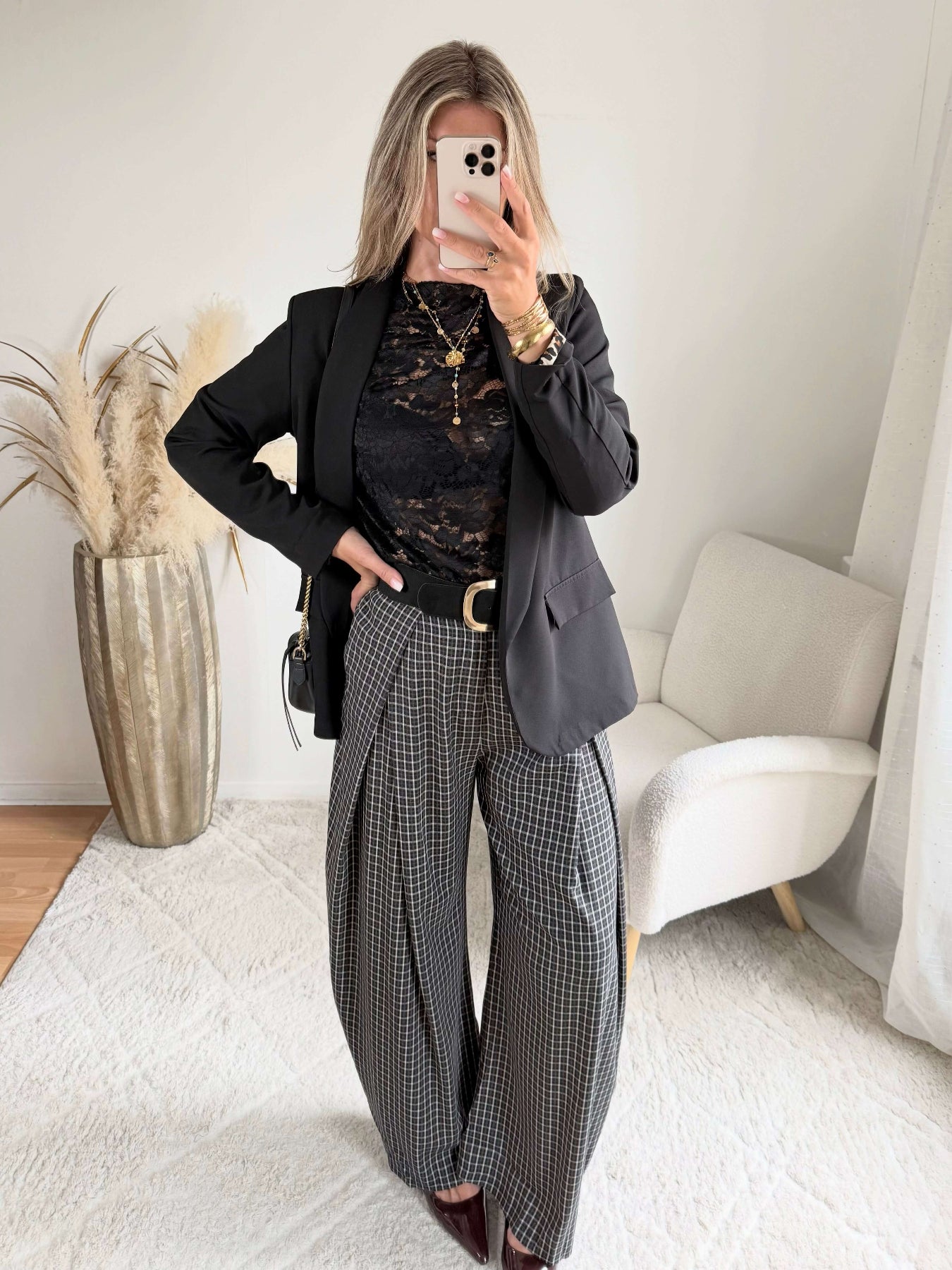 Femme portant le pantalon large noir à petits carreaux 
