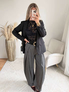 Femme portant le pantalon large noir à petits carreaux 