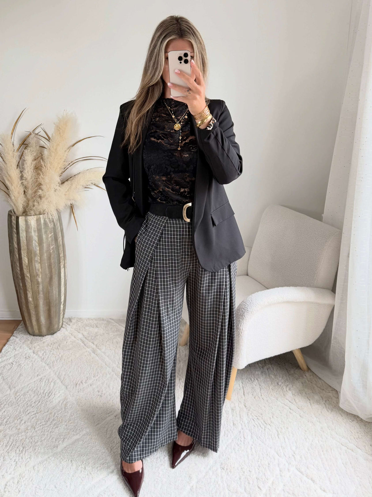 Femme portant le pantalon large noir à petits carreaux 