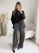 Femme portant le pantalon large noir à petits carreaux 