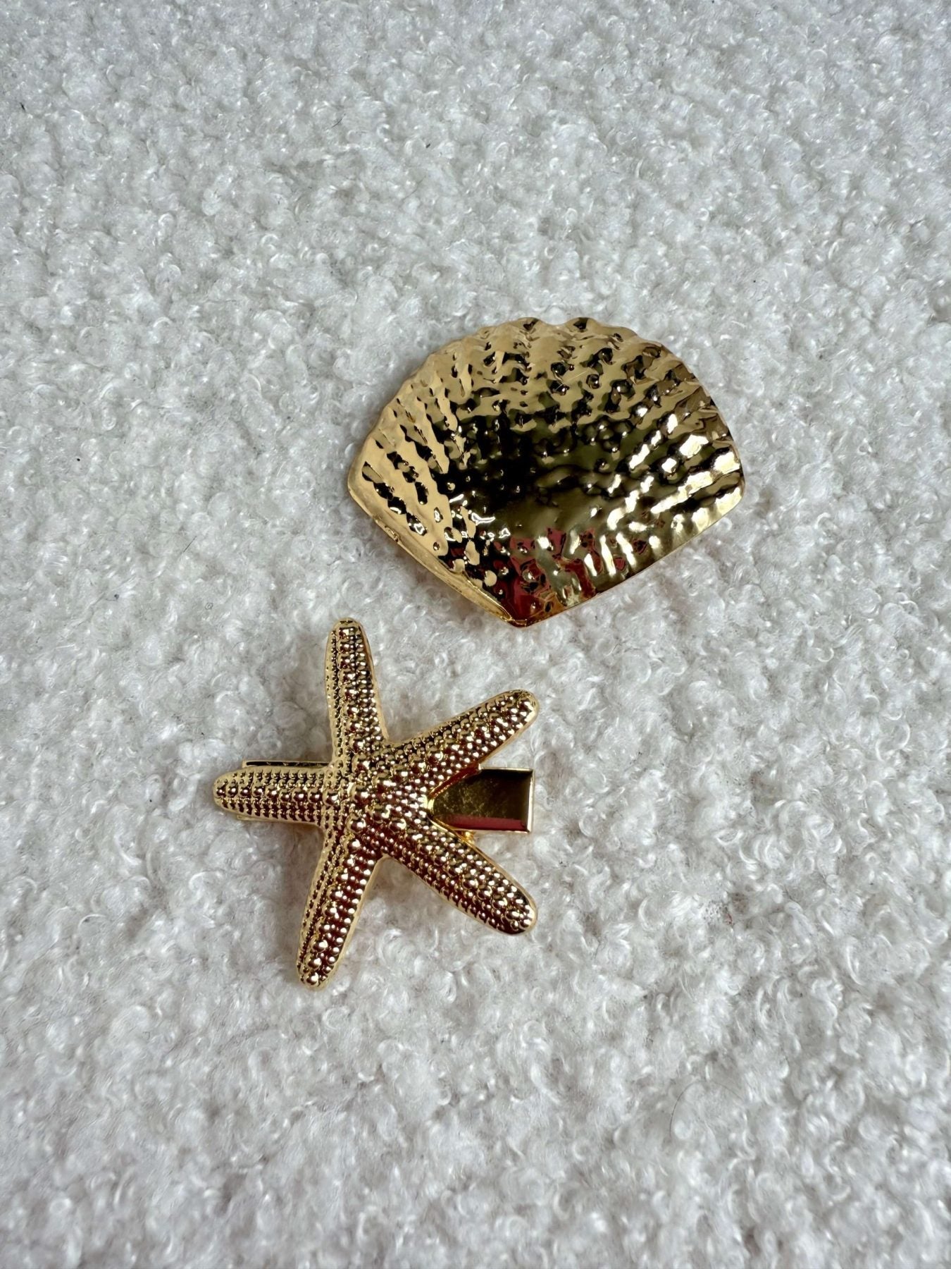 Pinces à cheveux dorés