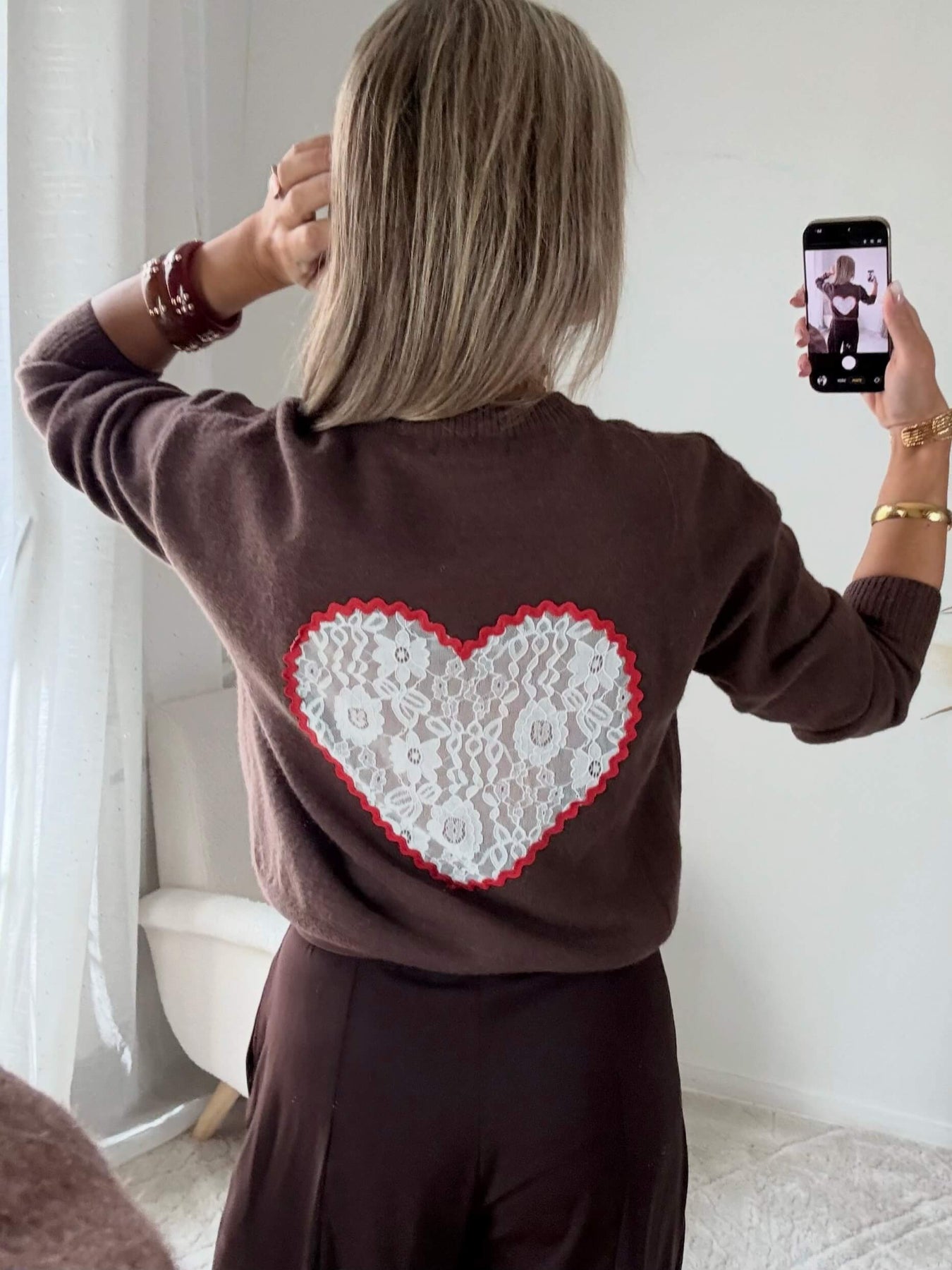 Pull marron femme Solen avec grand cœur contrasté en dentelle au dos.