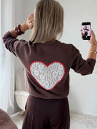 Pull marron femme Solen avec grand cœur contrasté en dentelle au dos.