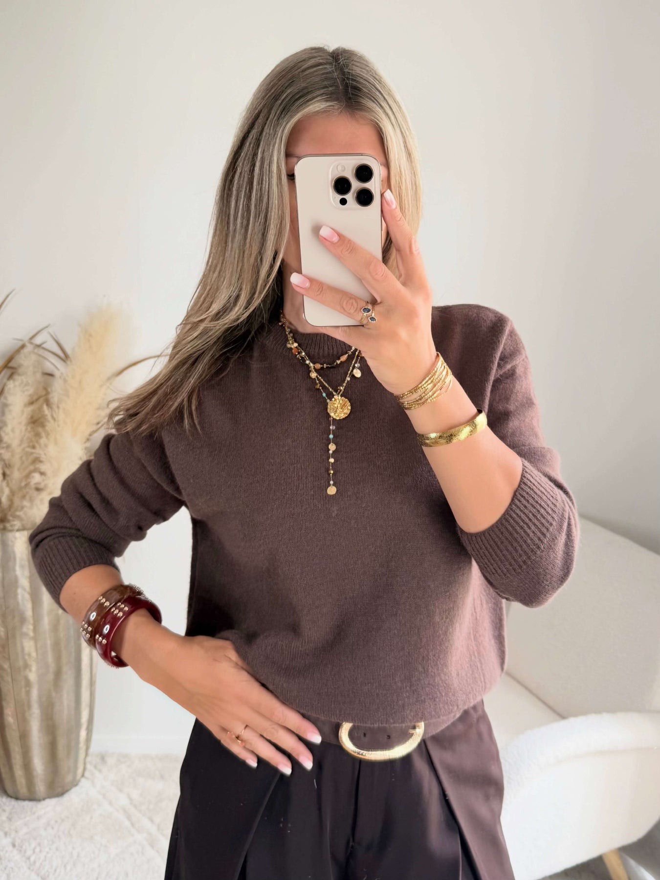 Pull marron femme Solen avec grand cœur contrasté en dentelle au dos.