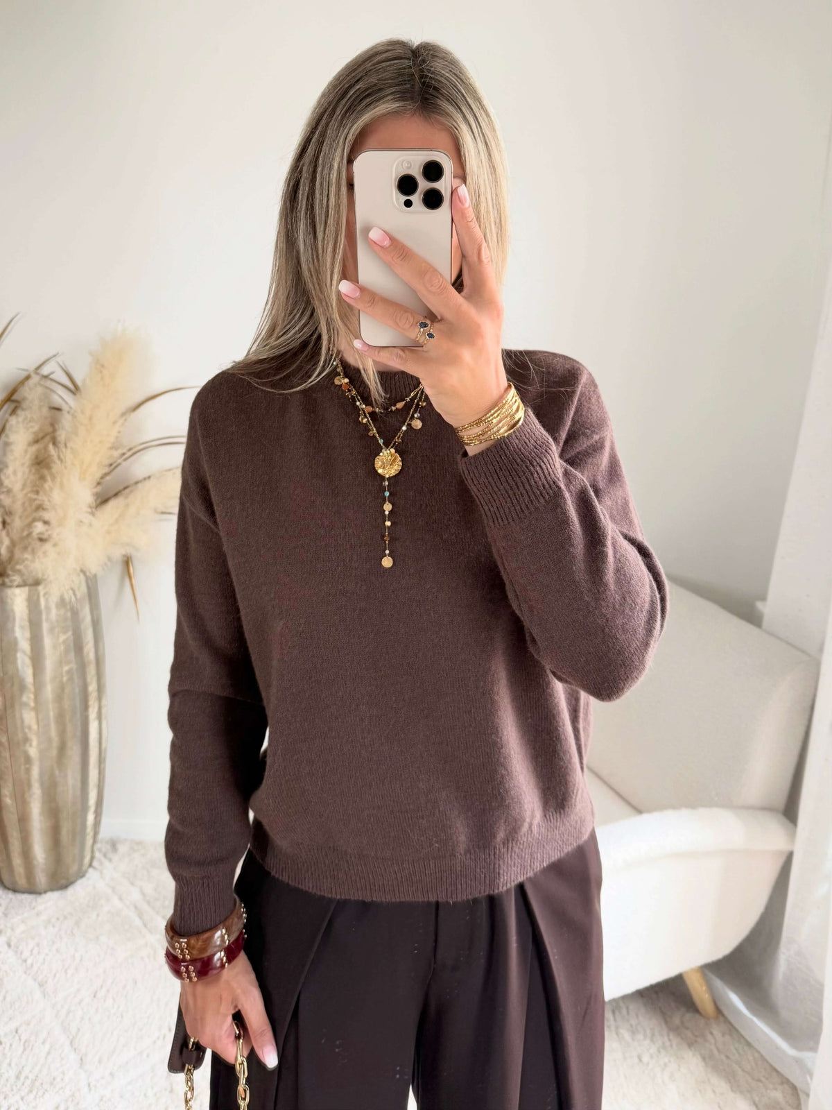 Pull marron femme Solen avec grand cœur contrasté en dentelle au dos.