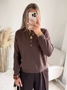 Pull marron femme Solen avec grand cœur contrasté en dentelle au dos.