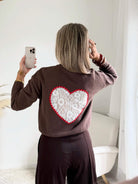 Pull marron femme Solen avec grand cœur contrasté en dentelle au dos.