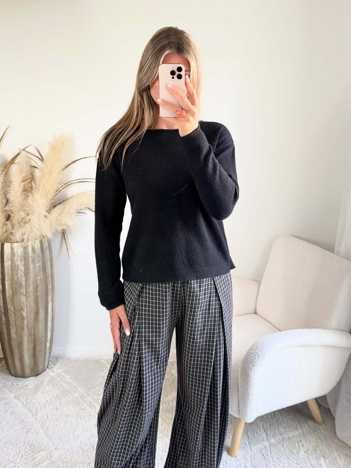 Pull noir Ezra avec dos croisé ouvert et empiècement en dentelle fleurie