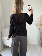 Pull noir Ezra avec dos croisé ouvert et empiècement en dentelle fleurie