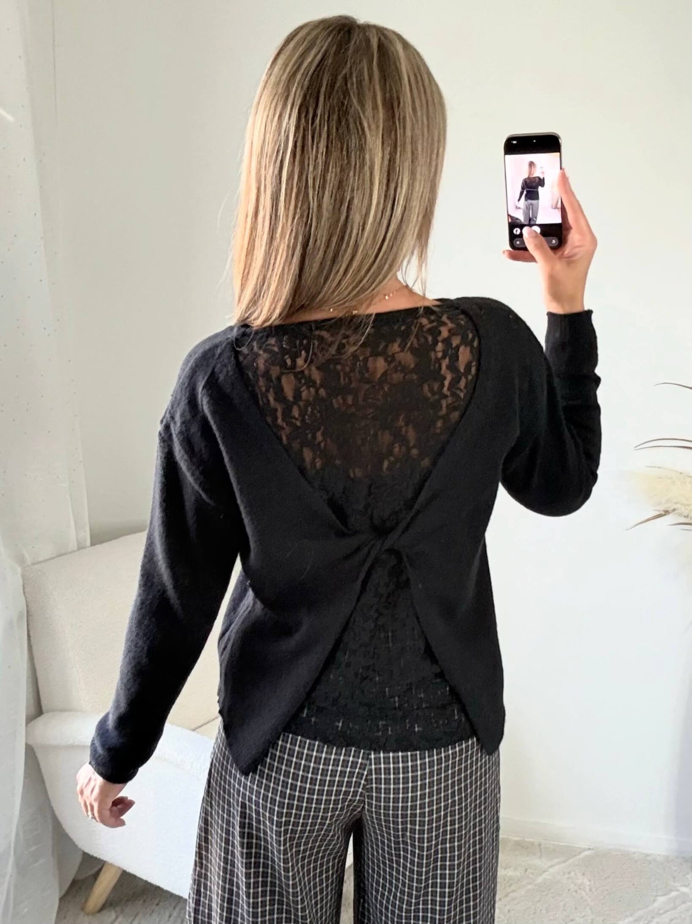 Pull noir Ezra avec dos croisé ouvert et empiècement en dentelle fleurie
