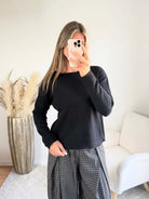 Pull noir Ezra avec dos croisé ouvert et empiècement en dentelle fleurie