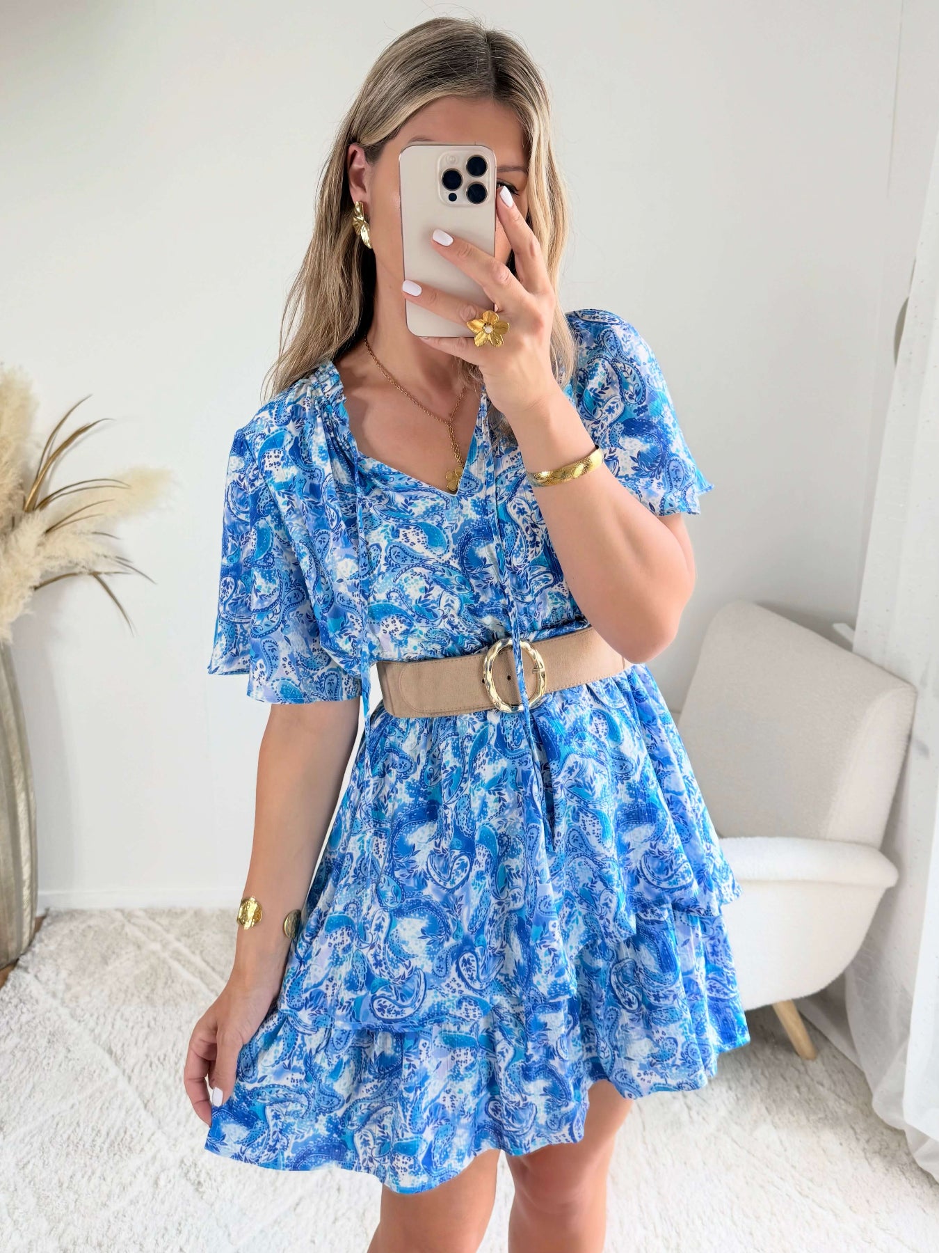 Robe bleue à volants Solea, robe courte fluide à imprimé cachemire bleue manches courtes évasées, taille élastiquée et jupe à volants. Modèle féminin et léger idéal pour les journées d’été.