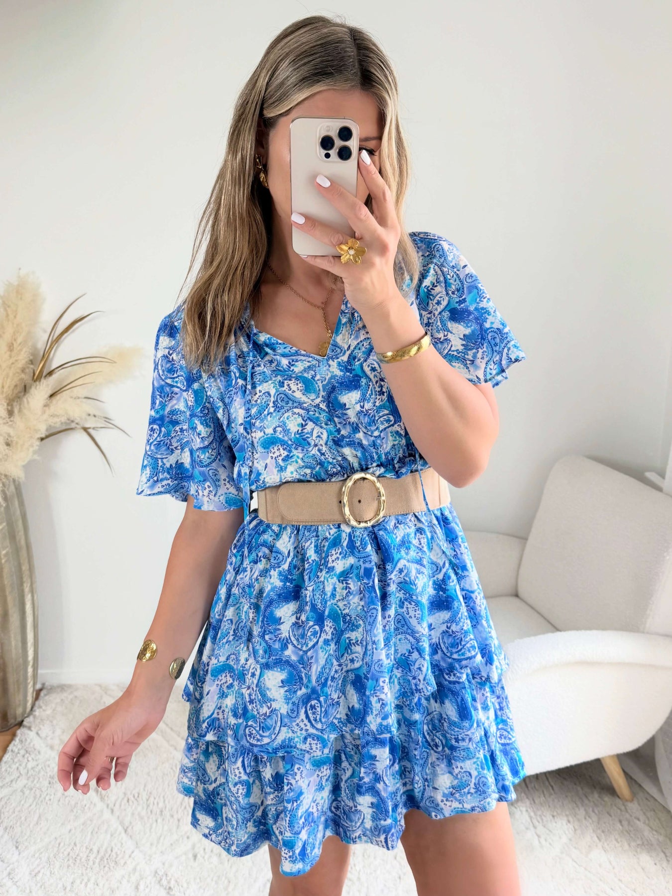 Robe bleue à volants Solea, robe courte fluide à imprimé cachemire bleue manches courtes évasées, taille élastiquée et jupe à volants. Modèle féminin et léger idéal pour les journées d’été.
