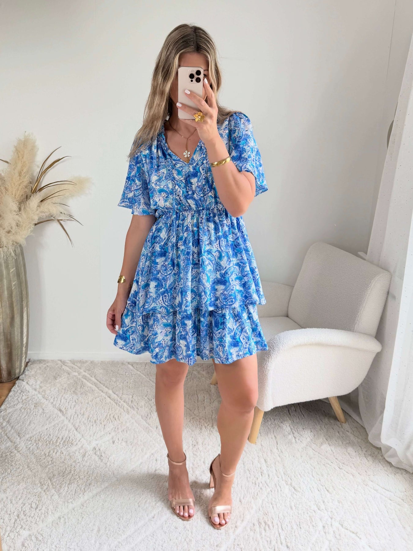 Robe bleue à volants Solea, robe courte fluide à imprimé cachemire bleue manches courtes évasées, taille élastiquée et jupe à volants. Modèle féminin et léger idéal pour les journées d’été.