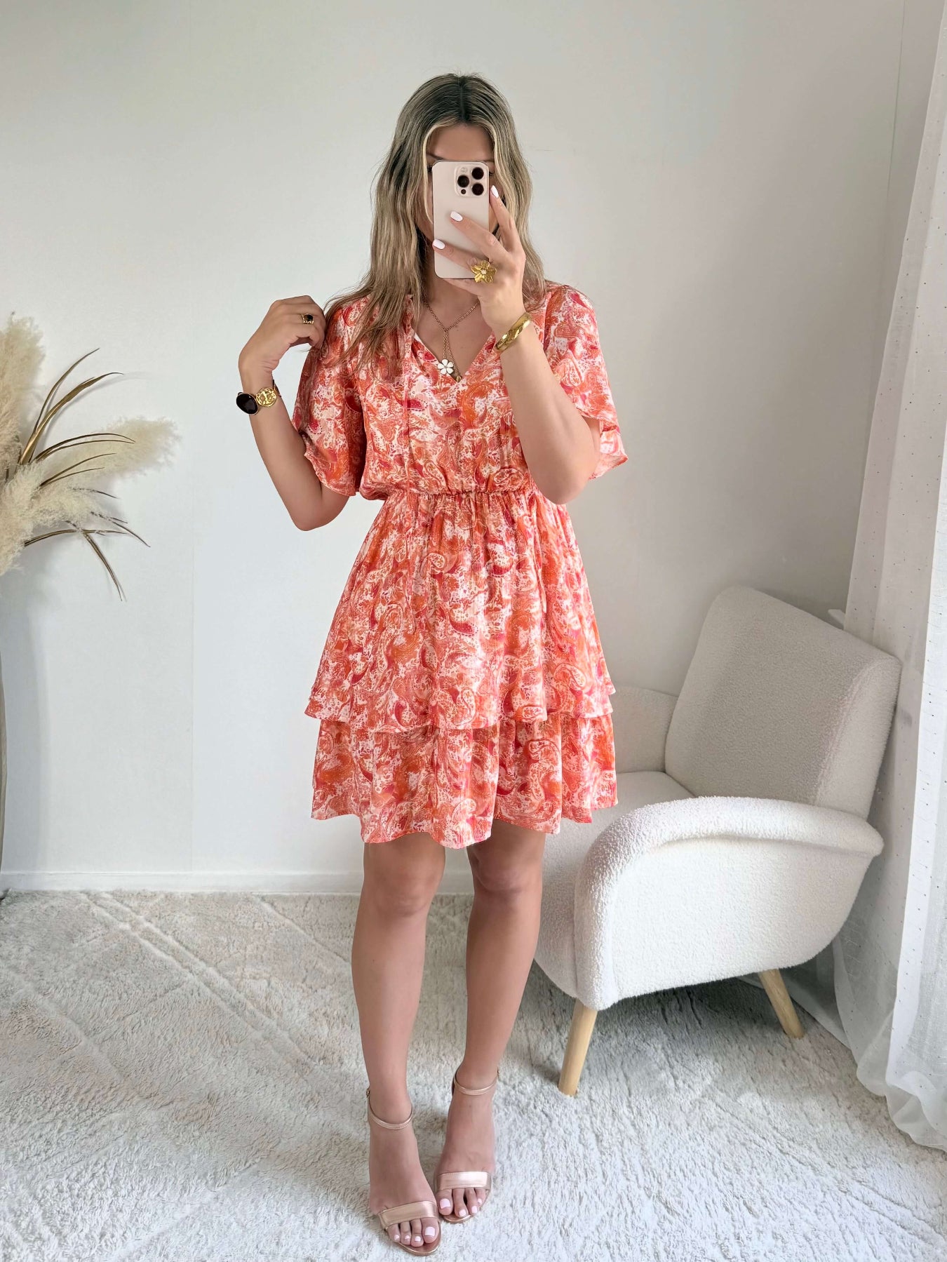 Robe corail à volants Solea, robe courte fluide à imprimé cachemire corail et rose, manches courtes évasées, taille élastiquée et jupe à volants. Modèle féminin et léger idéal pour les journées d’été.