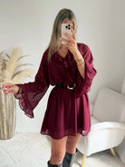 Robe courte bordeaux Gloria du S au 4XL, portée sans ceinture, avec coupe ample, décolleté en V à volants et manches longues.