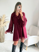 Robe courte bordeaux Gloria du S au 4XL, portée sans ceinture, avec coupe ample, décolleté en V à volants et manches longues.
