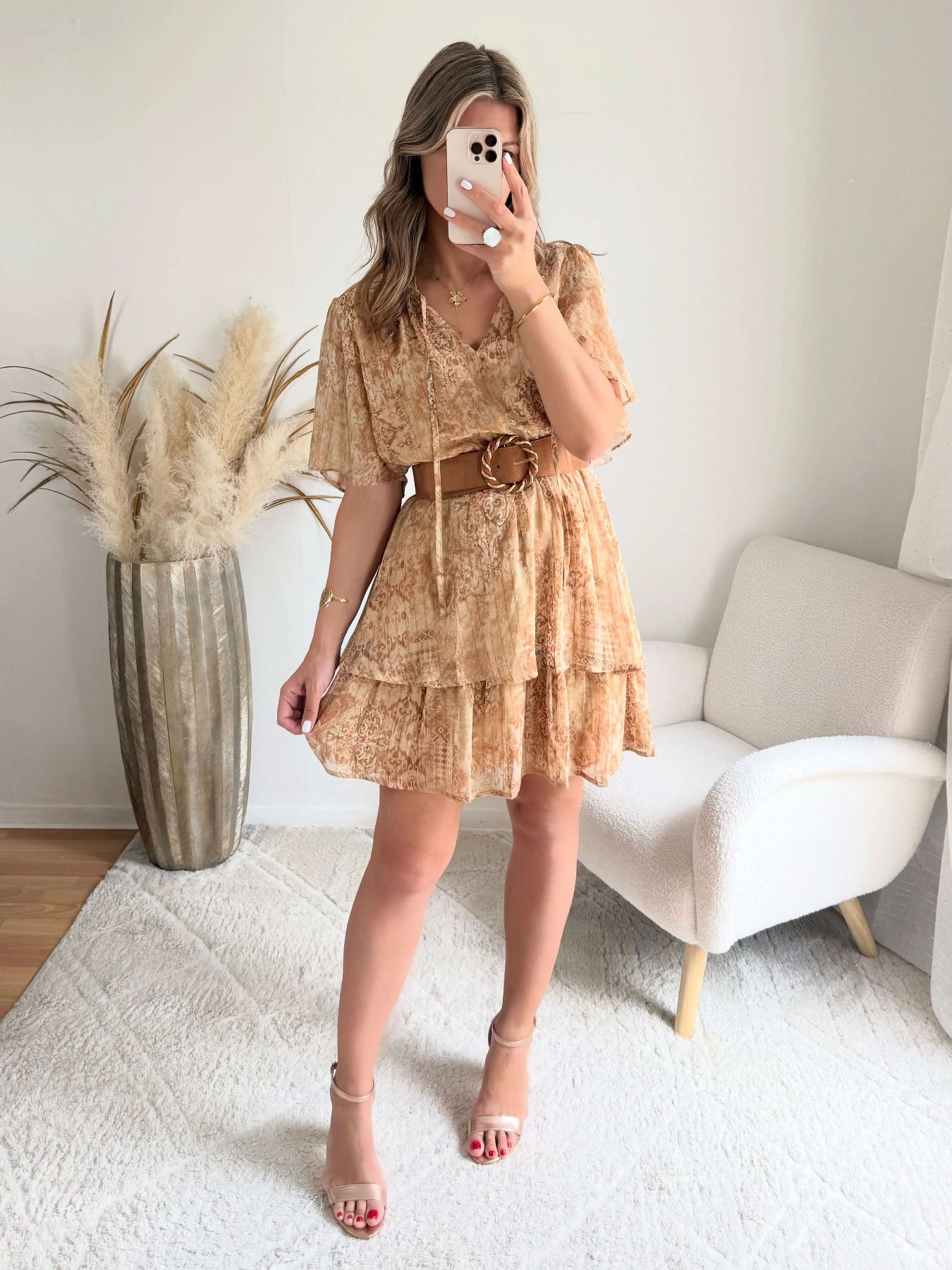 Robe courte bohème beige et camel Soléa avec volants et ceinture, disponible du S au 4XL