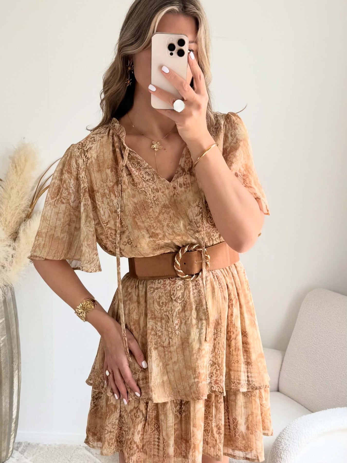 Robe courte bohème beige et camel Soléa avec volants et ceinture, disponible du S au 4XL