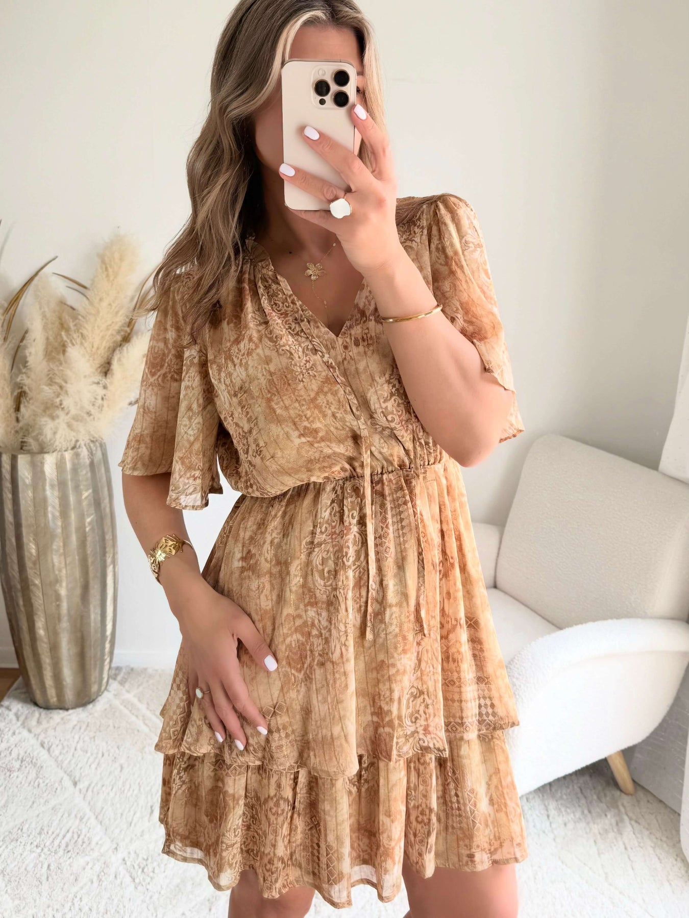 Robe courte bohème beige et camel Soléa avec volants et ceinture, disponible du S au 4XL