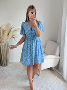 Robe courte imprimée bleue Léna coupe fluide décolleté V manches courtes Easy Dressing