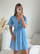 Robe courte imprimée bleue Léna coupe fluide décolleté V manches courtes Easy Dressing