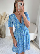 Robe courte imprimée bleue Léna coupe fluide décolleté V manches courtes Easy Dressing