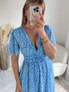 Robe courte imprimée bleue Léna coupe fluide décolleté V manches courtes Easy Dressing