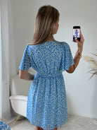 Robe courte imprimée bleue Léna coupe fluide décolleté V manches courtes Easy Dressing