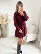 Robe courte bordeaux Cali disponible du S/M au 4XL, avec décolleté en V, manches longues et taille élastiquée.