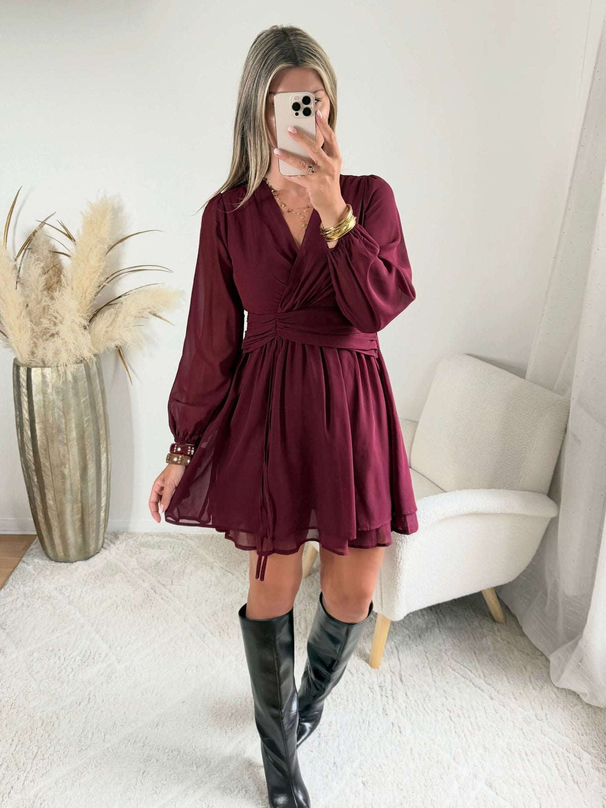 Robe courte bordeaux Cali disponible du S/M au 4XL, avec décolleté en V, manches longues et taille élastiquée.