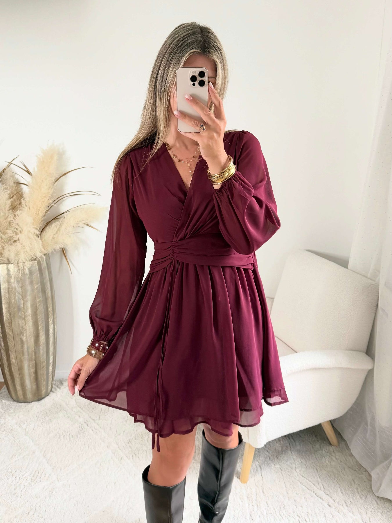 Robe courte bordeaux Cali disponible du S/M au 4XL, avec décolleté en V, manches longues et taille élastiquée.