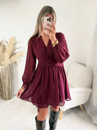Robe courte bordeaux Cali disponible du S/M au 4XL, avec décolleté en V, manches longues et taille élastiquée.