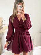 Robe courte bordeaux Cali disponible du S/M au 4XL, avec décolleté en V, manches longues et taille élastiquée.