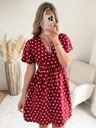 Robe courte Juliette bordeaux à pois blancs avec décolleté en V et manches courtes fluides