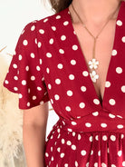 Robe courte Juliette bordeaux à pois blancs avec décolleté en V et manches courtes fluides