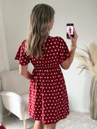 Robe courte Juliette bordeaux à pois blancs avec décolleté en V et manches courtes fluides