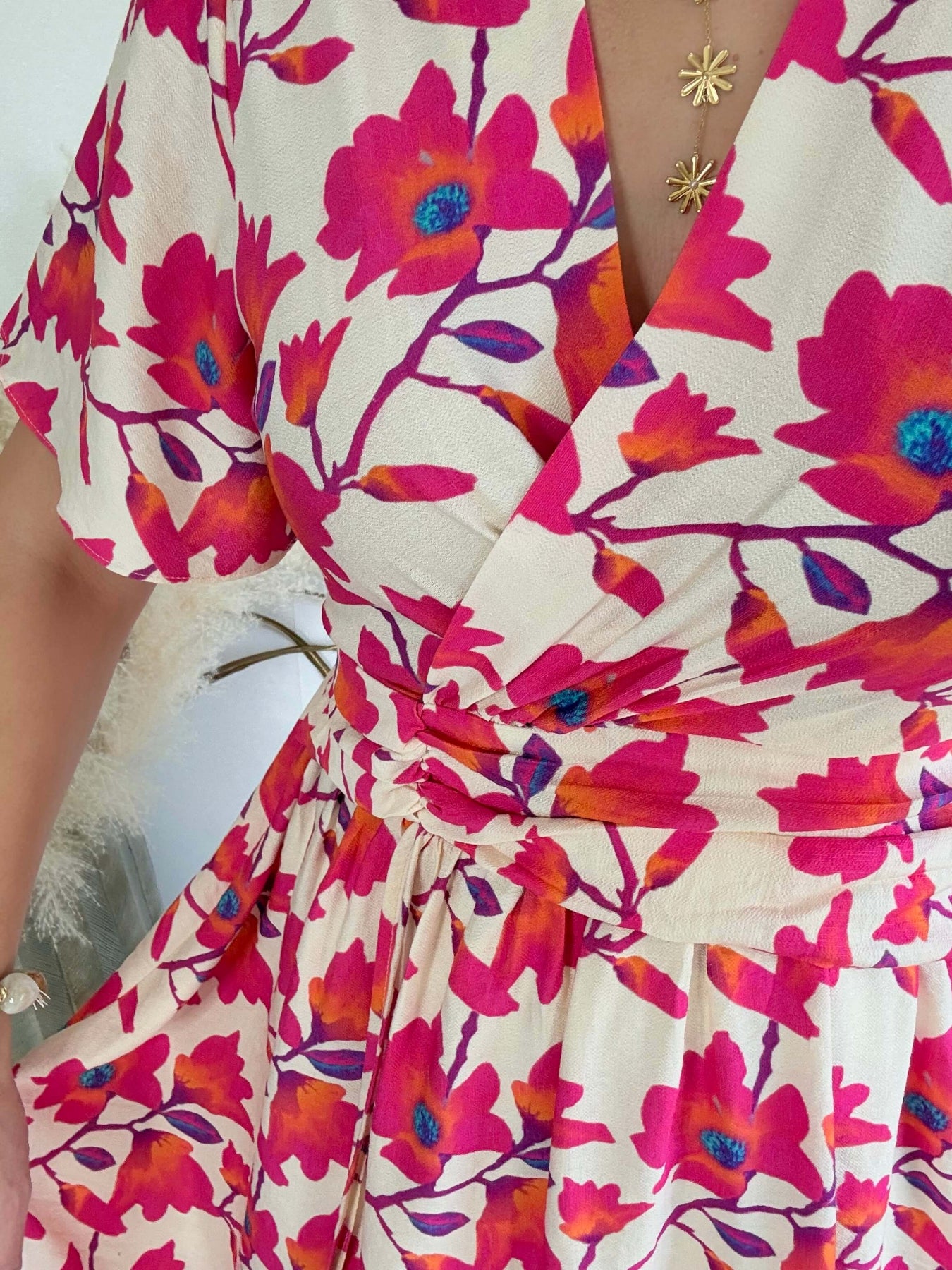 Robe Angy fleurie rose et rouge cache-cœur courte avec taille marquée et manches fluides, du S au 4XL, idéale pour été et cérémonie