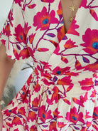 Robe Angy fleurie rose et rouge cache-cœur courte avec taille marquée et manches fluides, du S au 4XL, idéale pour été et cérémonie