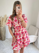 Robe Angy fleurie rose et rouge cache-cœur courte avec taille marquée et manches fluides, du S au 4XL, idéale pour été et cérémonie