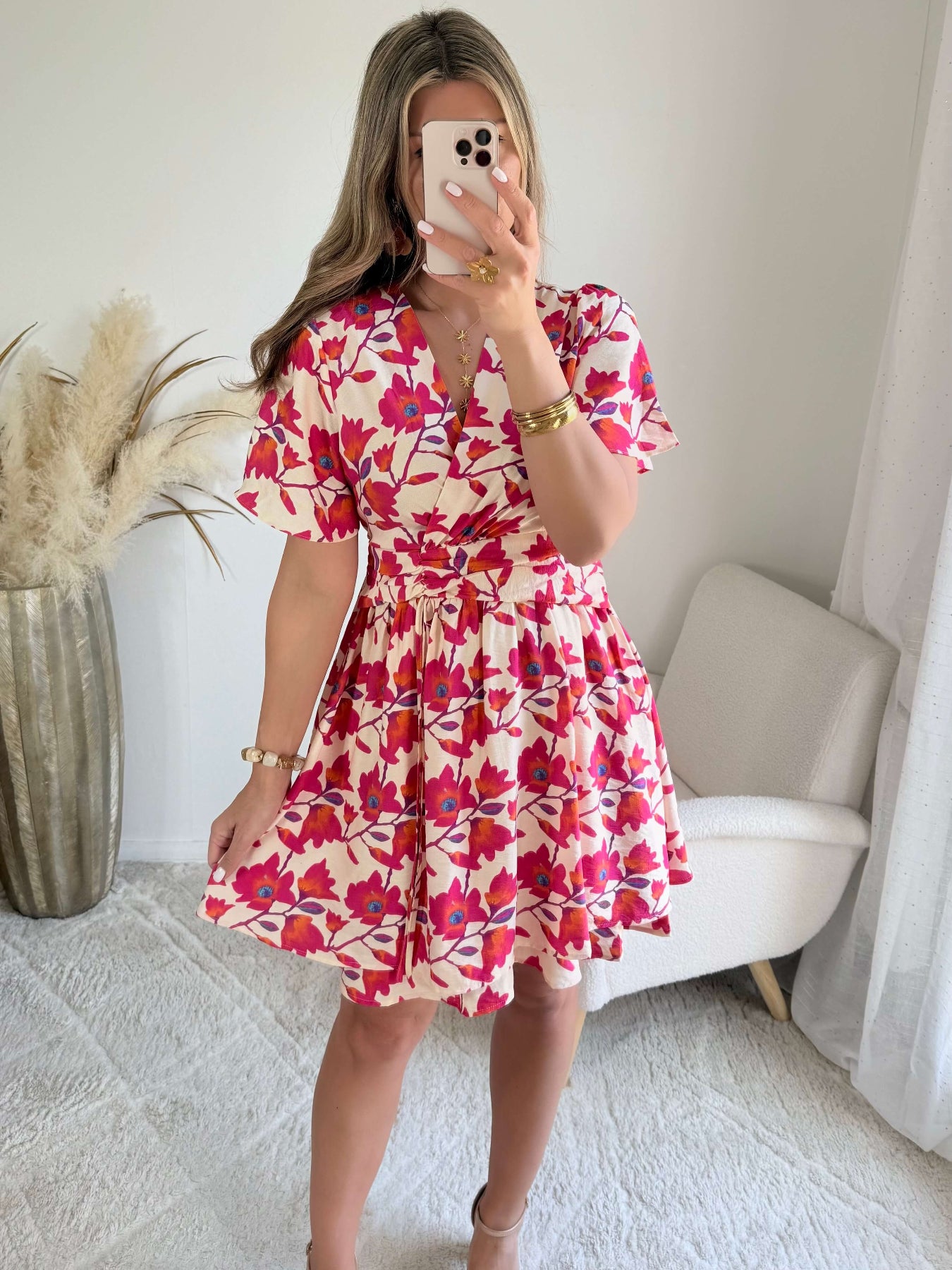 Robe Angy fleurie rose et rouge cache-cœur courte avec taille marquée et manches fluides, du S au 4XL, idéale pour été et cérémonie